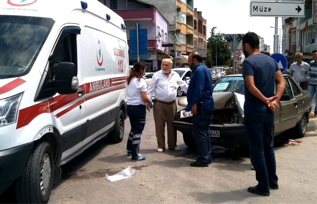 Otomobil ile Saman Yüklü Traktör Çarpıştı: 2 Yaralı