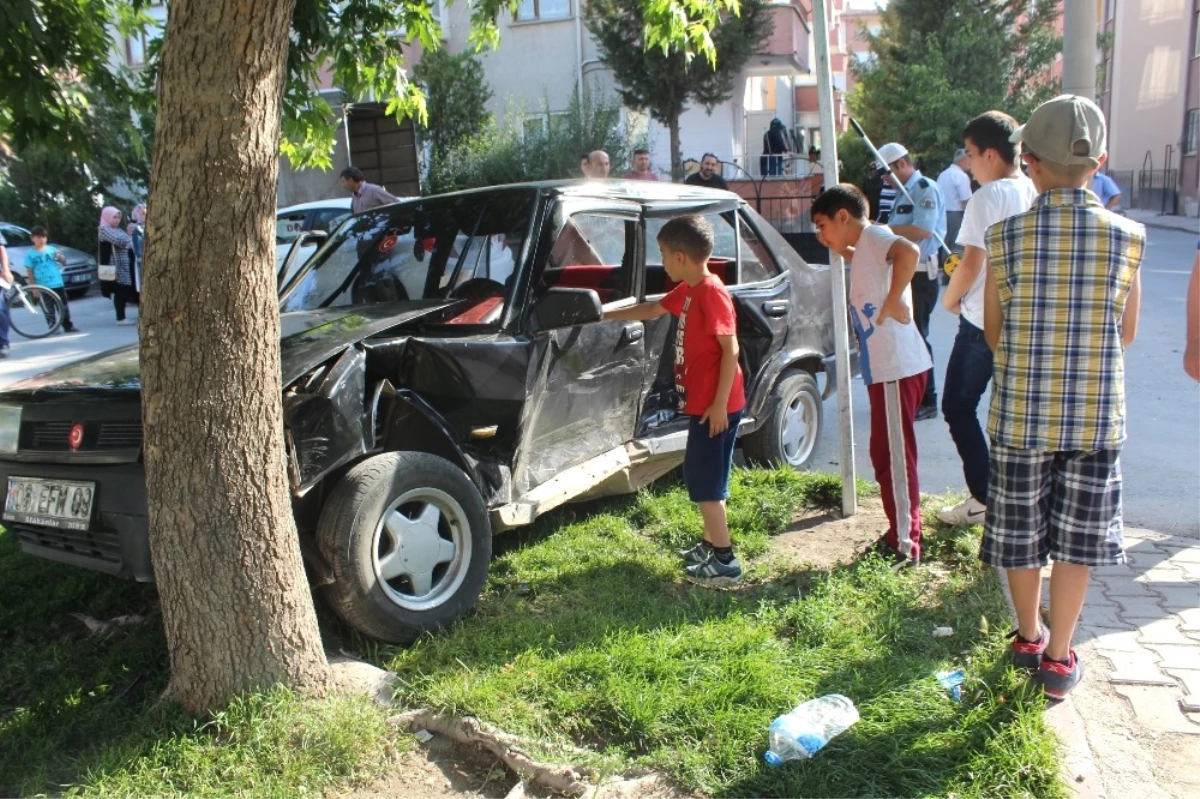 Otomobiller Çarpıştı, Mahallenin Çocuklar Kazayı İnceledi