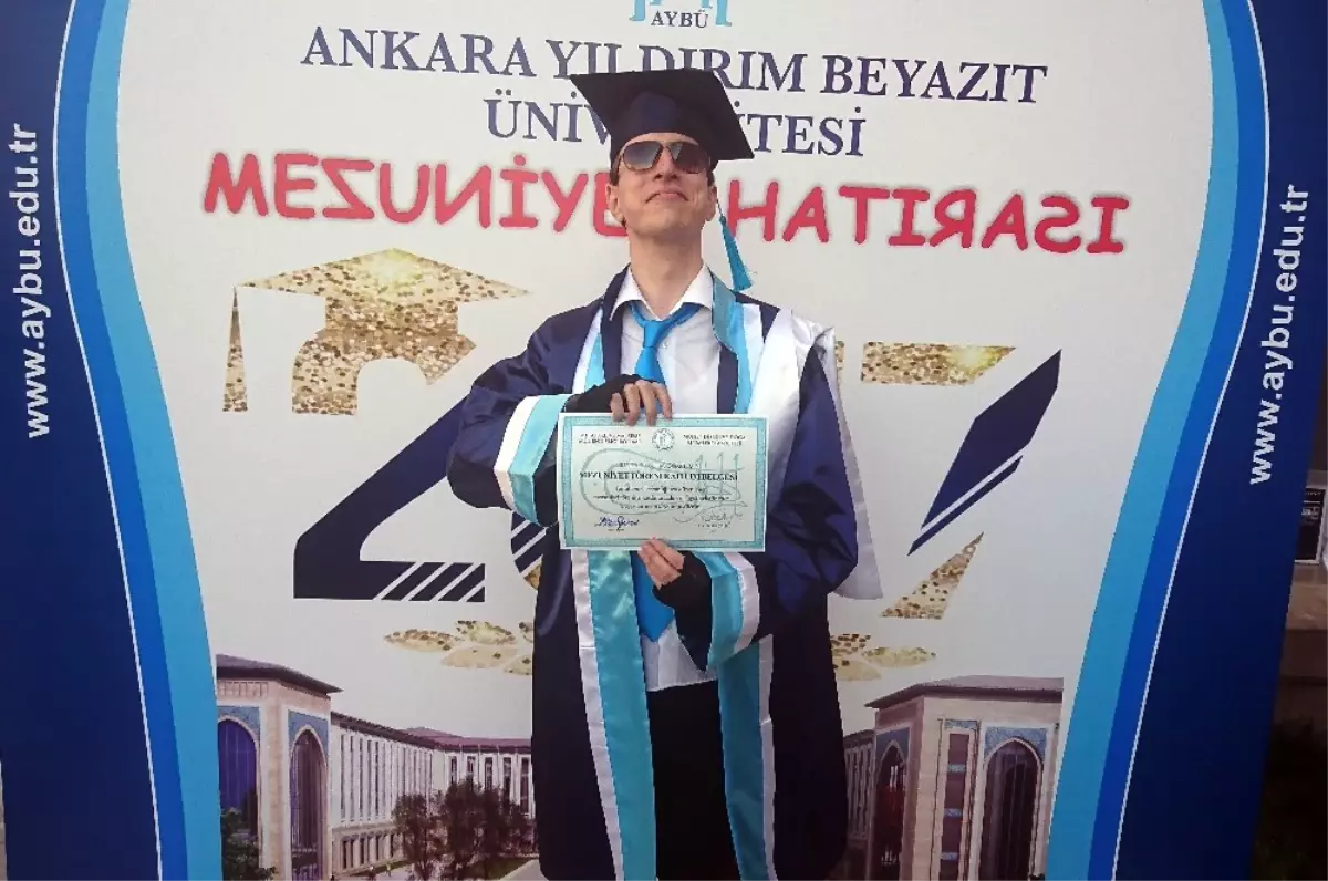 Asperger Sendromlu İlk Üniversite Mezunu Uluğ Özaydınlık: "Hayallerim Yeni Başlıyor"