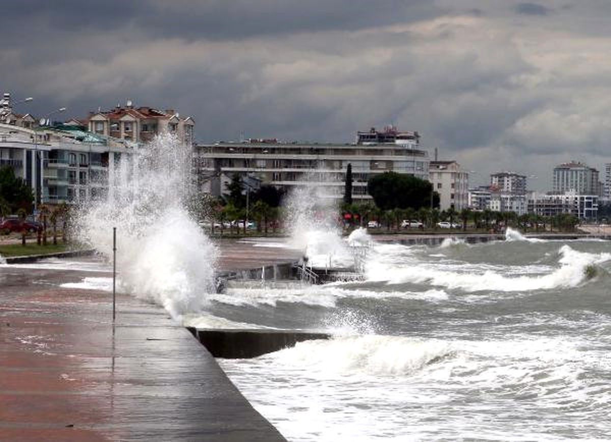 Samsun\'da Rüzgar 3 Metrelik Dalgalara Yolaçtı