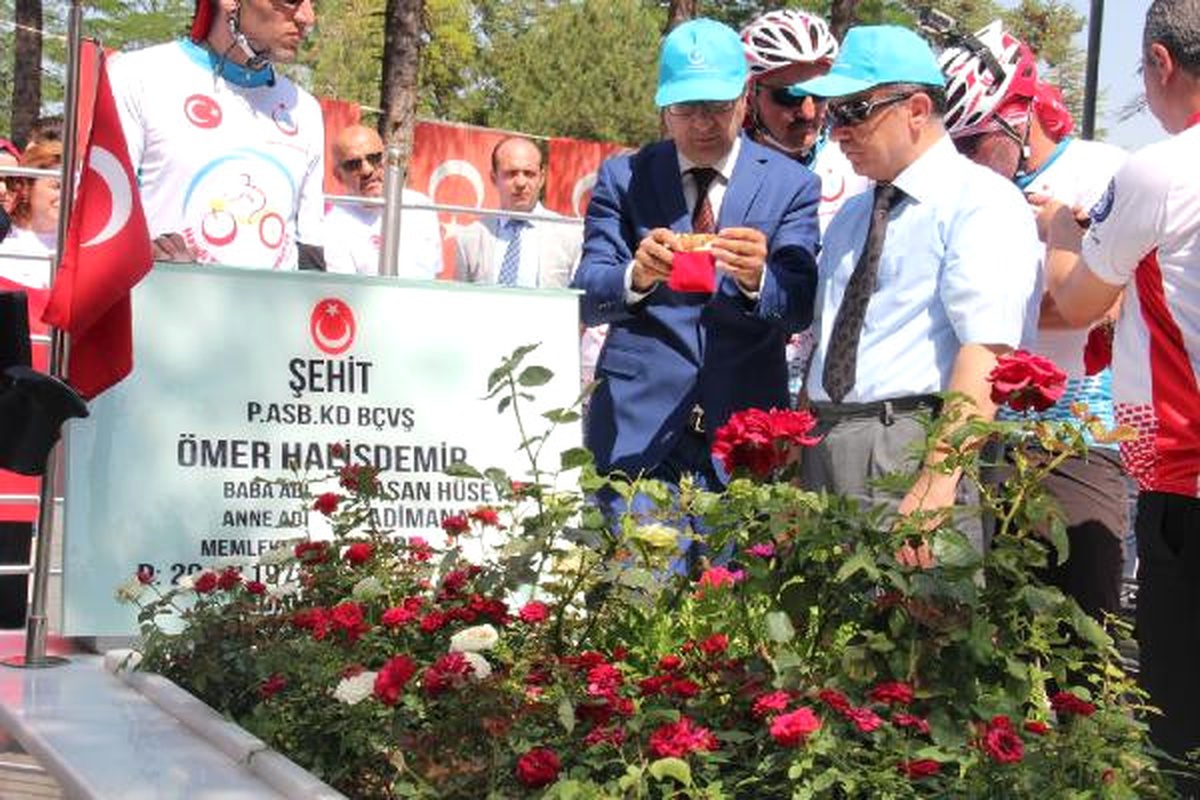Şehit Halisdemir\'in Mezarından Çanakkale\'ye Toprak