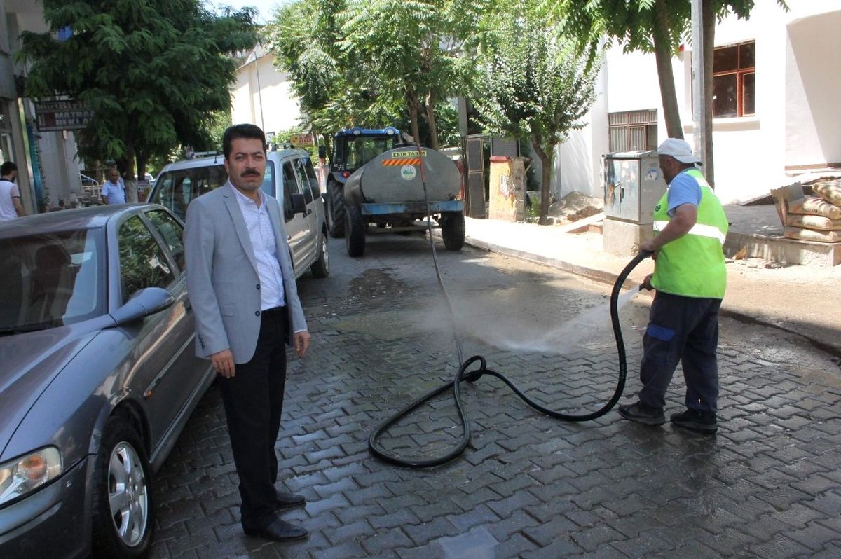 Siirt\'te Caddeler Tazyikli Su ile Yıkanıyor