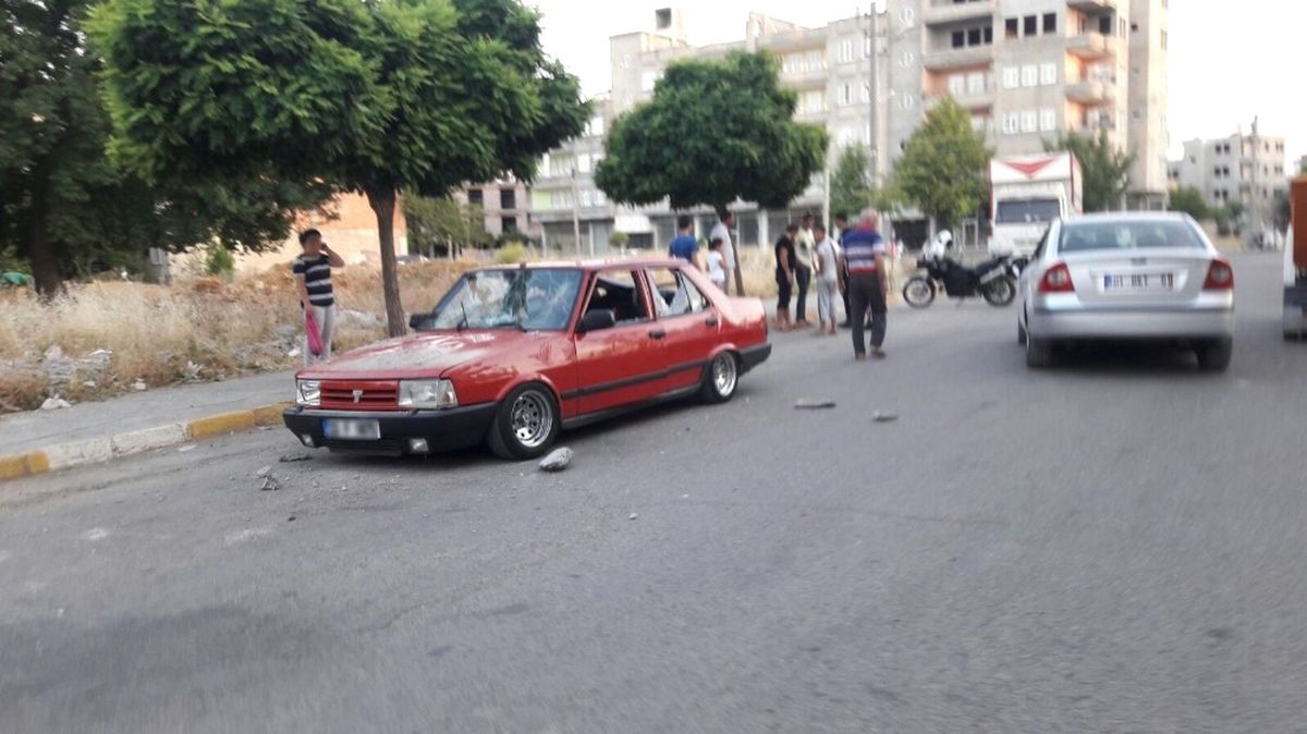 Sinir Krizi Geçiren Genç Otomobilini Taşlayarak Zarar Verdi