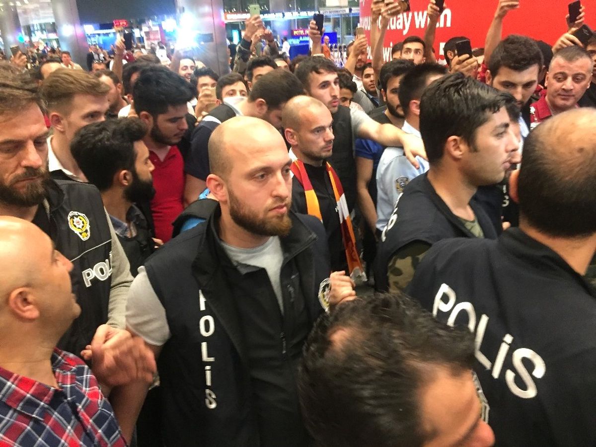 Sneijder, Coşkuyla Karşılandı