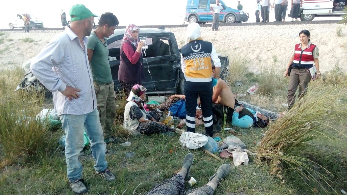 Tarım Işçilerini Taşıyan Kamyonet Takla Attı: 2 Ölü, 7 Yaralı