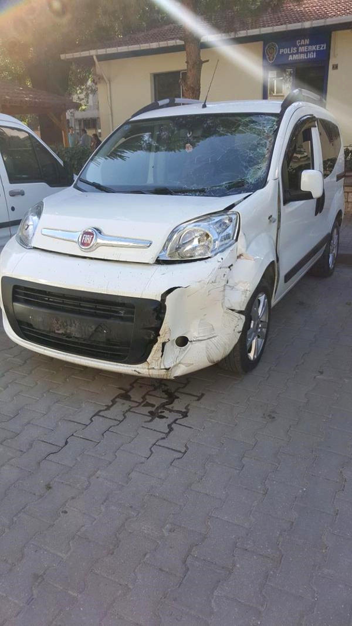 Ters Yönde Seyreden Hafif Ticari Araç Motosiklete Çarptı: 1 Yaralı