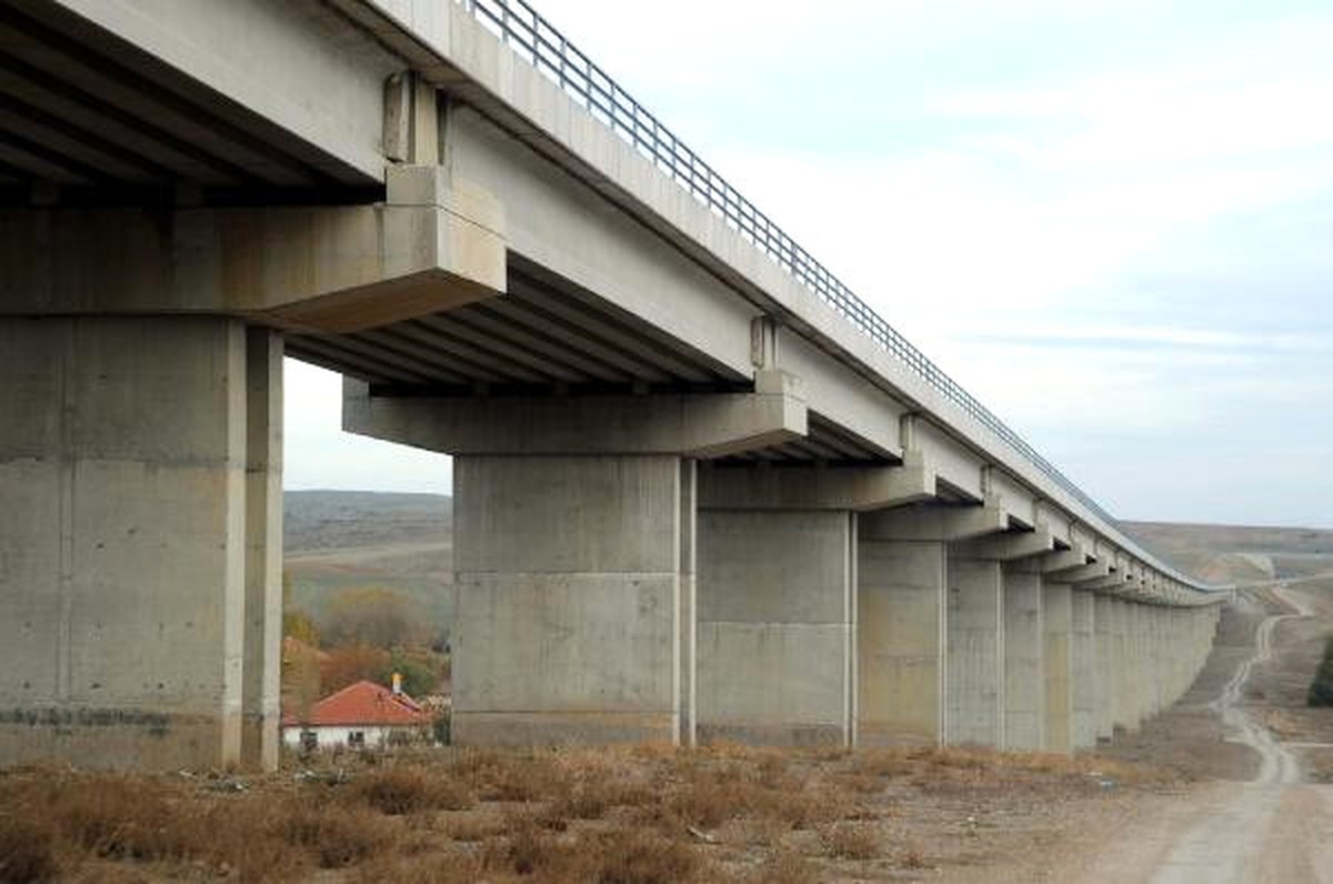 Adana\'da Hızlı Tren Çalışması İçin Yol Kapatıldı