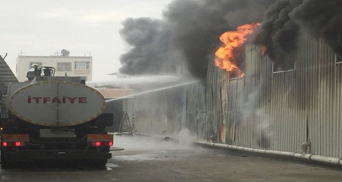 Adana\'da Yangın Çıkan Fabrikadaki Patlama, Karşısındaki Akaryakıt İstasyonunu Etkiledi (2)