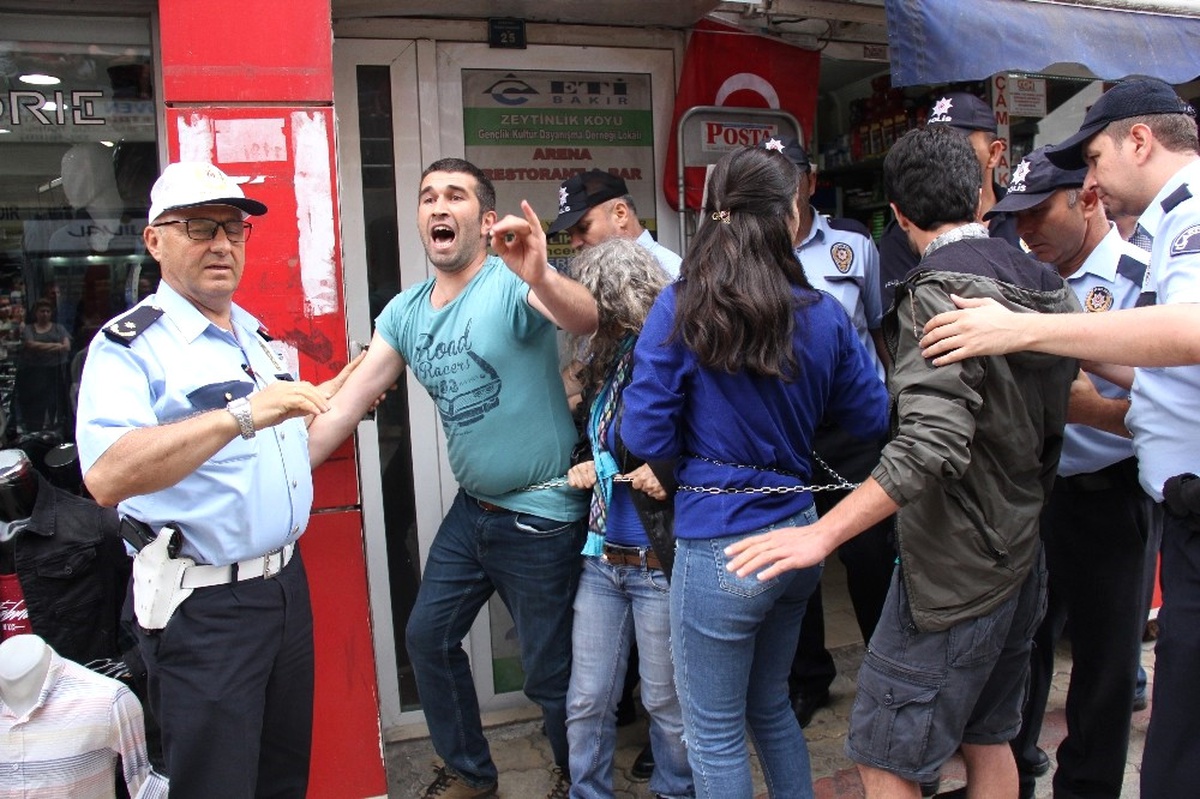 Artvin\'de Danıştay\'ın Cerattepe Kararına Zincirli Protesto