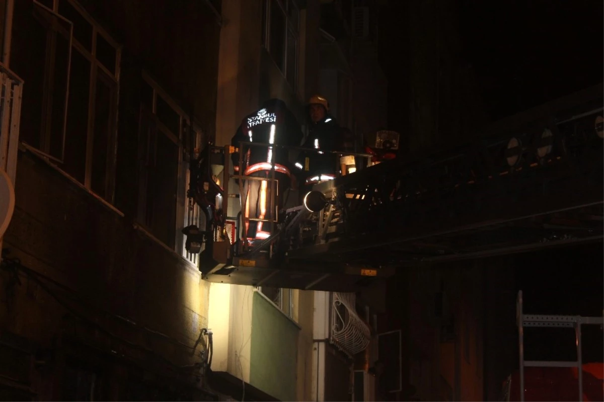 Bakırköy\'de Bir Apartmanda Çıkan Yangında 1 Kişi Yaralanırken 2 Kişi İse Dumandan Etkilendi
