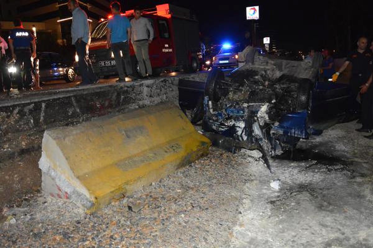 Bariyere Çarpan Otomobilde Karı- Koca Öldü, 2 Çocuk Yaralı