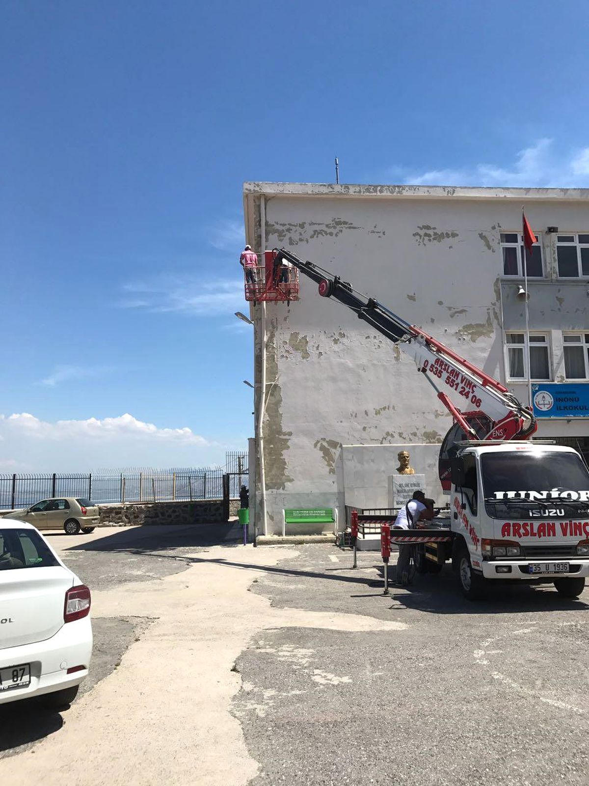 Başkan Batur, Narlıdere Okullarını Bakıma Aldı