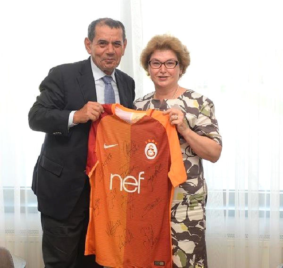 Başkan Özbek, Bratislava Büyükelçisi\'ne Forma Hediye Etti