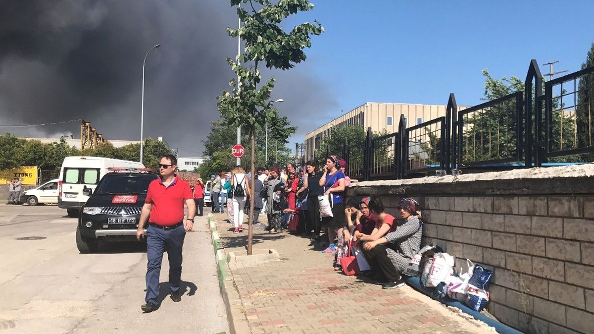 Bursa\'daki Fabrika Yangınında 100 İşçi Kısa Sürede Tahliye Edildi