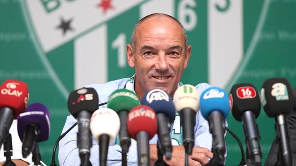 Bursaspor Teknik Direktörü Le Guen: "Beşiktaş ve Fenerbahçe\'yle Yarışamayız"