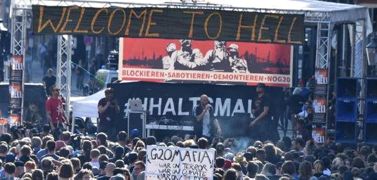 Hamburg\'da "Cehenneme Hoş Geldiniz" Diyen Binlerce Kişi G-20\'yi Protesto Etti