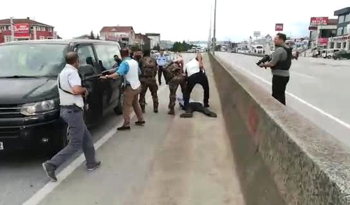 CHP\'nin Yürüyüşüne Saldırı Hazırlığındaki Deaş\'lının Yakalanma Anı Kameraya Yansıdı
