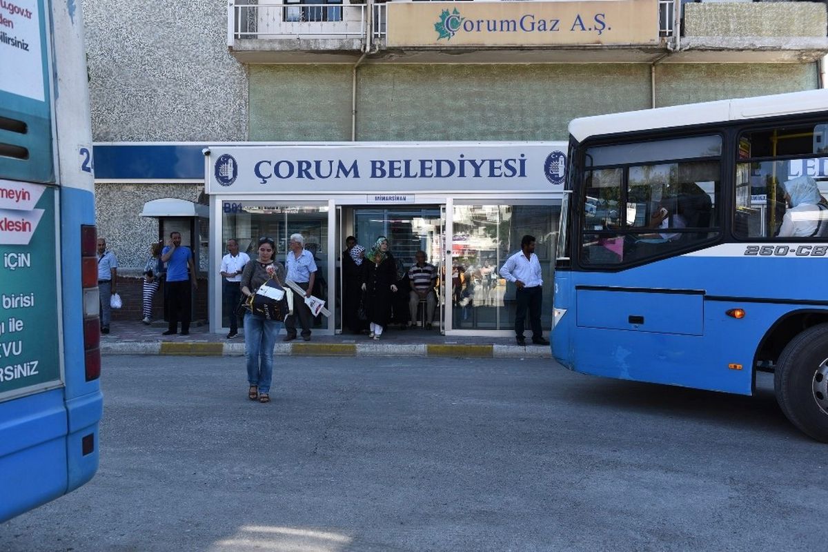 Çorum\'da Klimalı Duraklar Vatandaşı Serinletiyor