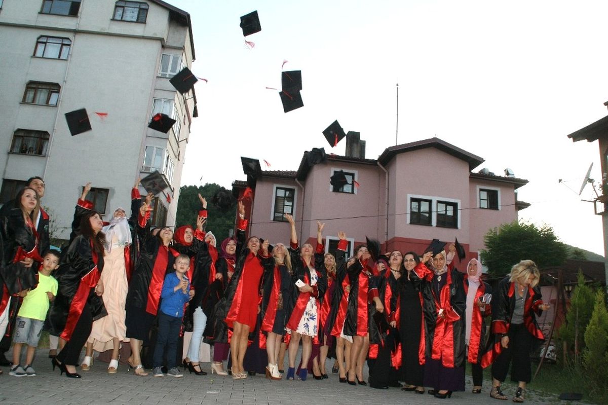 Devrek\'te Lise Öğrencilerinin Mezuniyet Coşkusu
