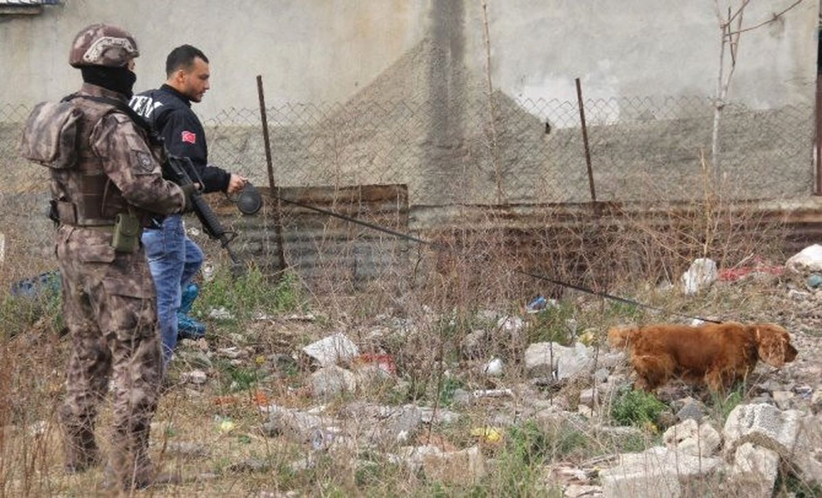 Dha İstanbul- Polis Boş Arazilerde Uyuşturucu  Aradı