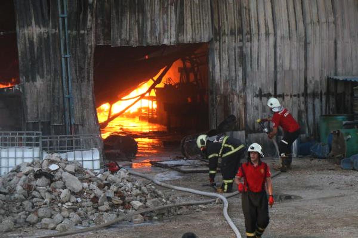 Dha Yurt: Kütahya\'da Kimyasal Madde Üreten Fabrikadaki Yangın Korkuttu