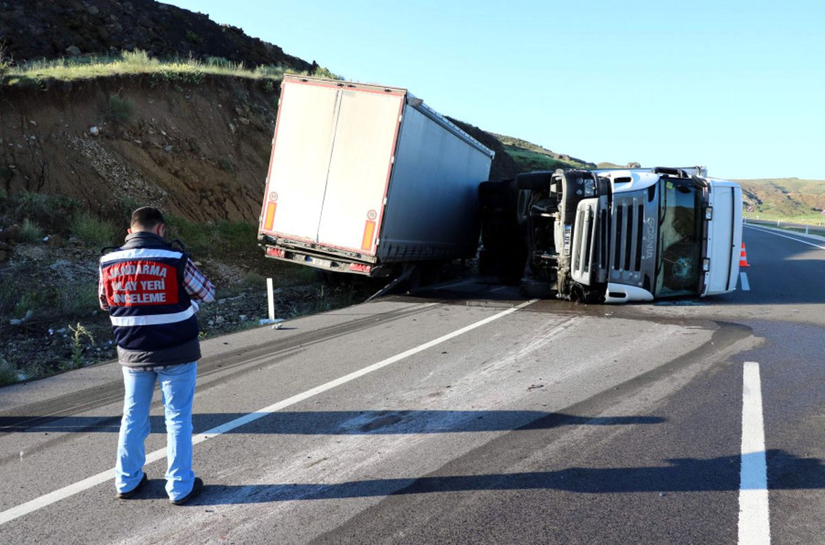 Dha Yurt: Tır, Pts Direklerini Devirdi Bursa-Ankara Karayolu Trafiğe Kapandı.
