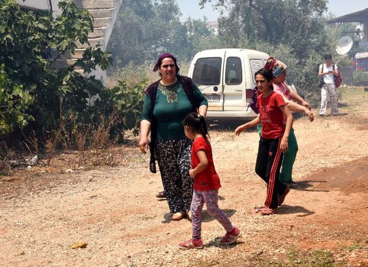 Dha Yurt;(Yeniden)antalya\'da Korkutan Yangın; 5 Ev Boşaltıldı