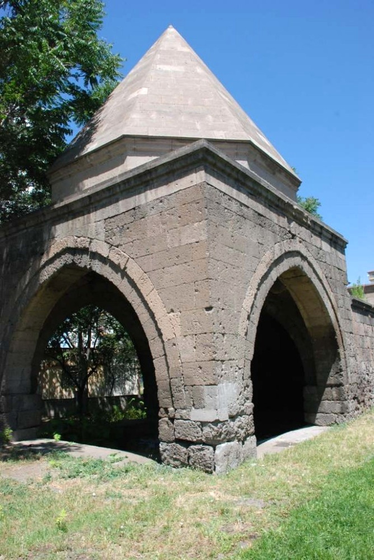Dörtayak Kümbeti Melikgazi Korumasında
