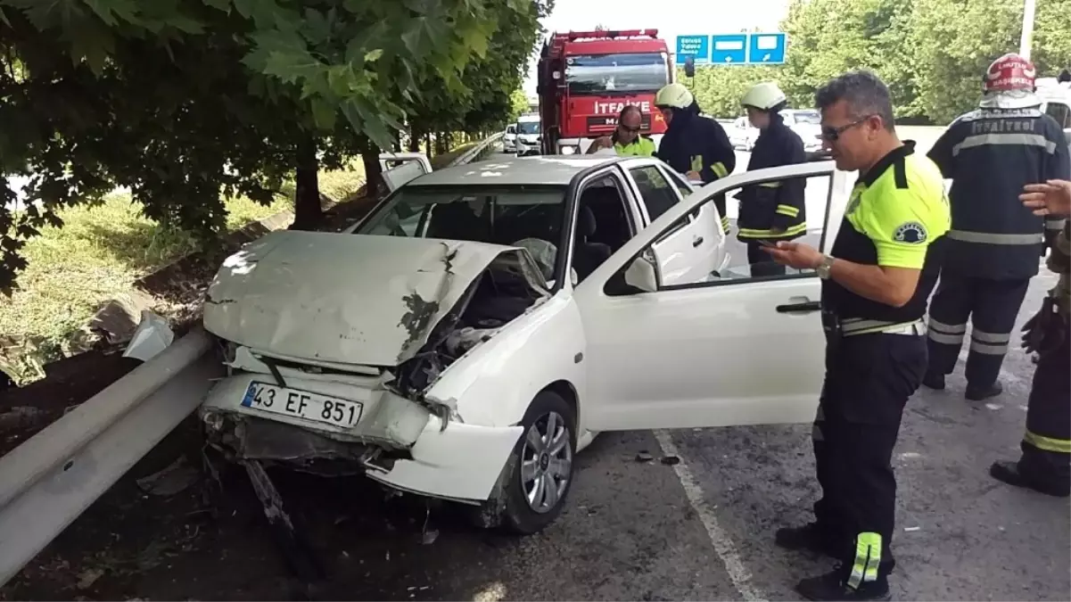 Emniyet Şeridinde Bekleyen Araca Çarptı: 10 Yaralı