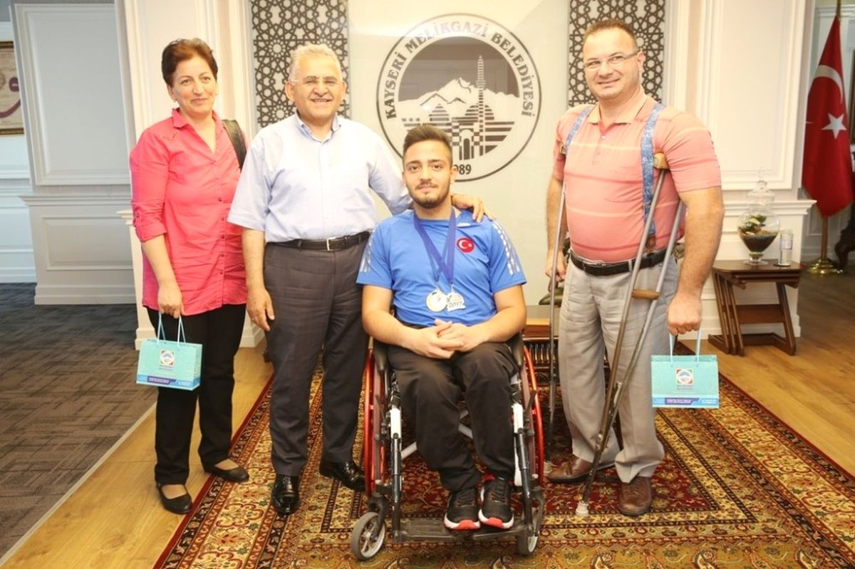 Engelli Milli Basketbolcu Burak Şen Başkan Büyükkılıç\'ı Ziyaret Etti