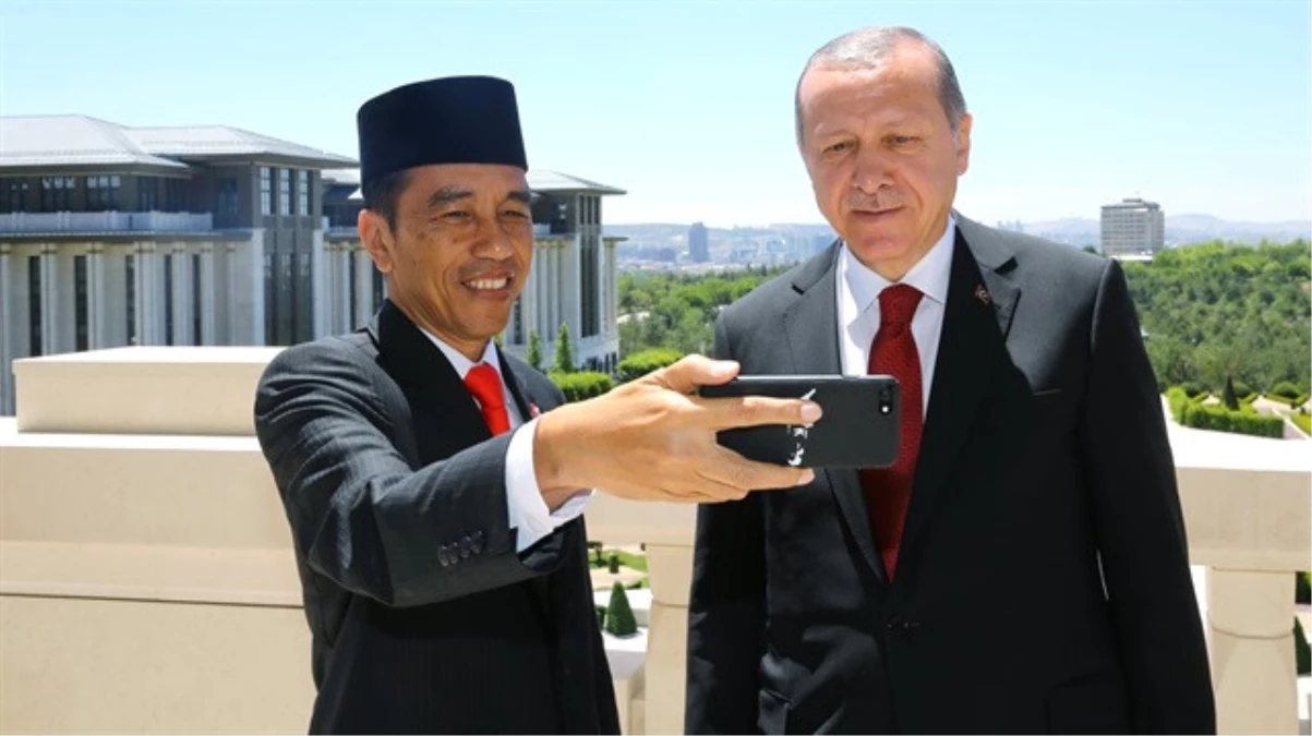 Erdoğan ve Widodo, Külliye\'nin Balkonunda Özçekim Yaptı