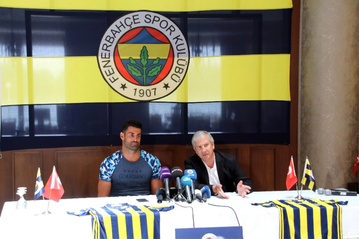 Fenerbahçe\'de Toplu İmza Töreni