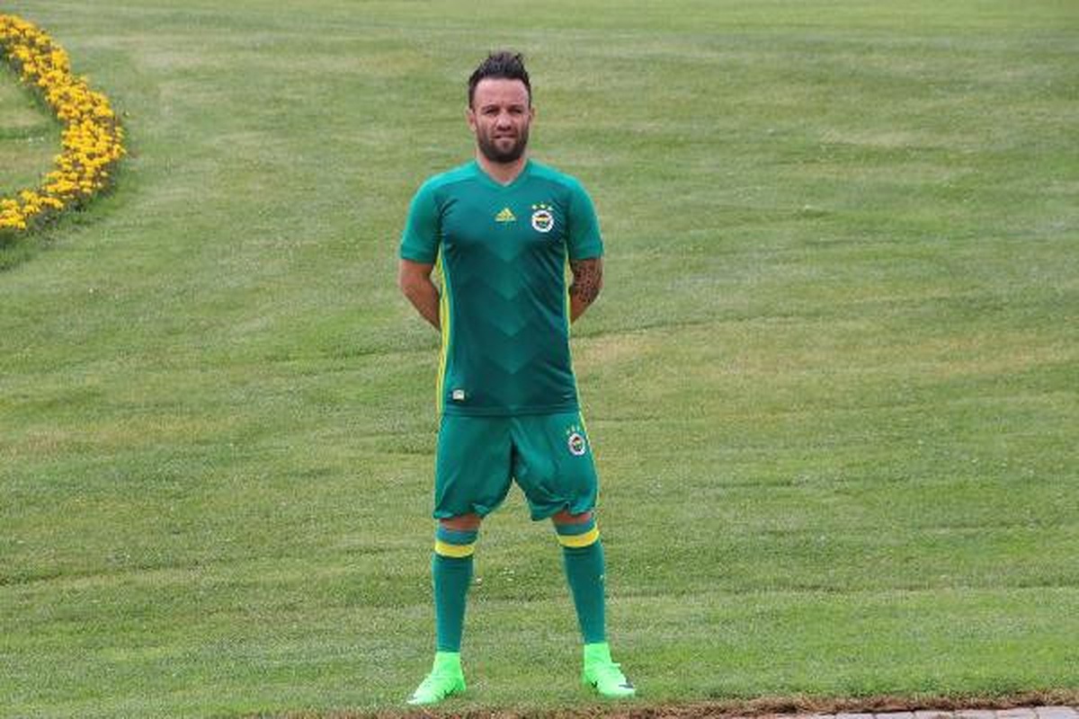 Fenerbahçe\'nin Yeni Transferleri Yeni Sezon Formalarını Tanıttı