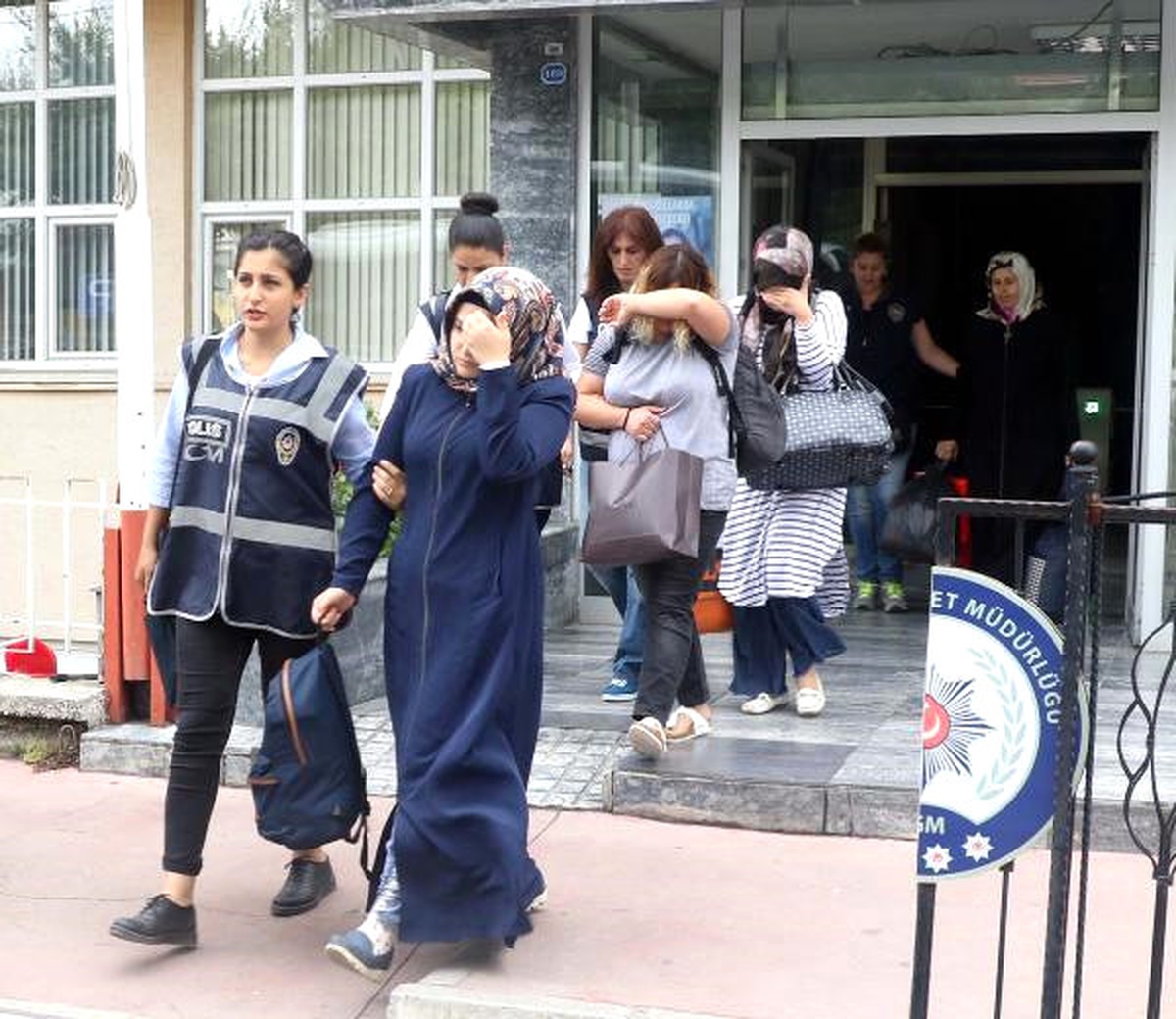 Fetö Operasyonunda Gözaltında Tutulan 14 Şüpheli Adliyeye Sevk Edildi (2)