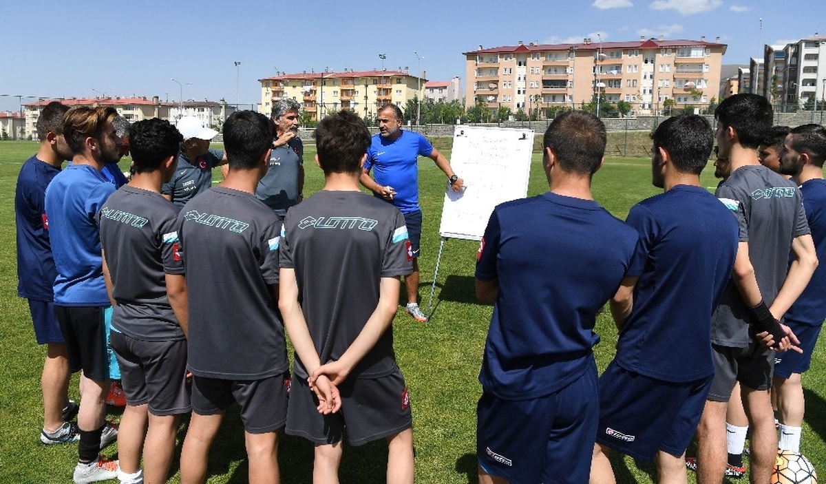 Futbolun Eski Yıldızları, Antrenörlük Eğitiminde
