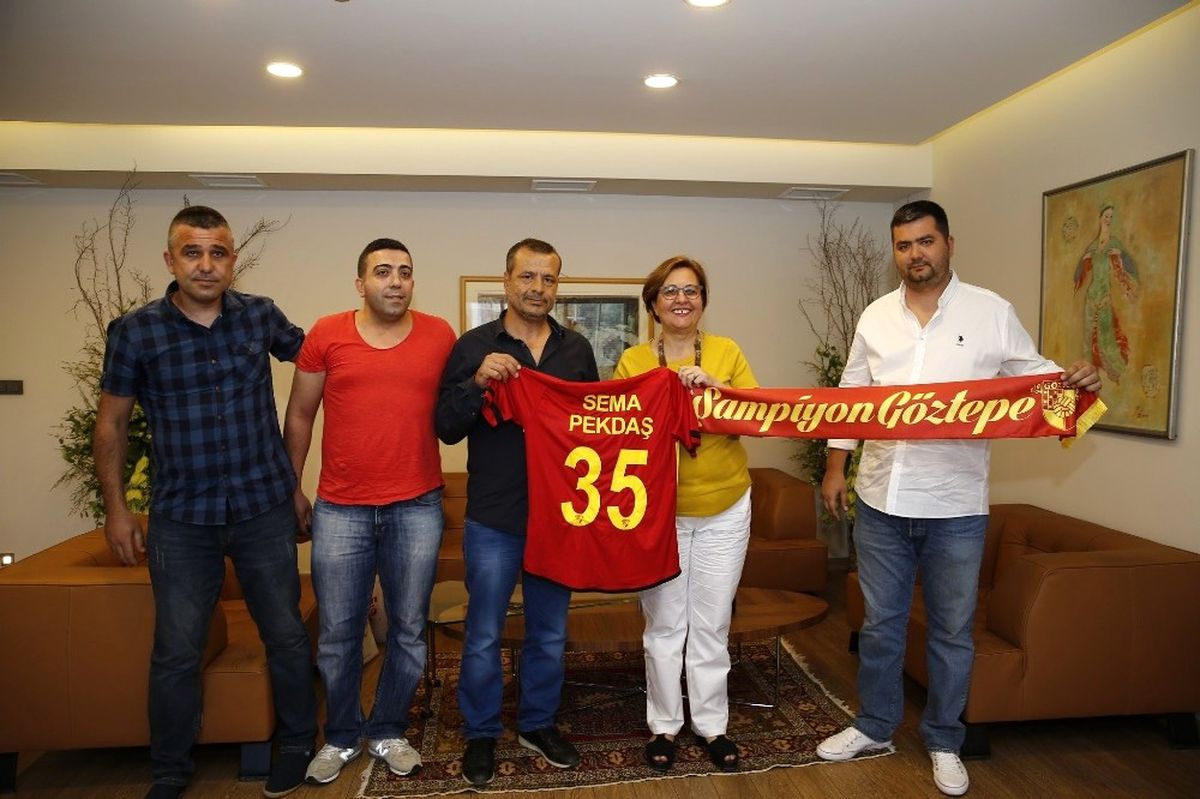 Göztepe\'nin Taraftarlarından Başkan Pekdaş\'a Ziyaret