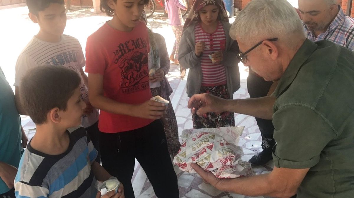 Hayırsever İşadamından Kur\'an Öğrenen Çocuklara Ücretsiz Dondurma