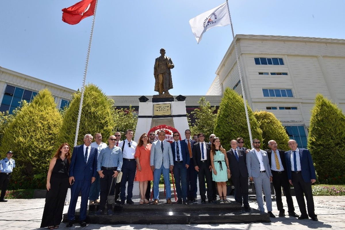 Kaleiçi Old Town Heyeti Atatürk Anıtı\'na Çelenk Sundu