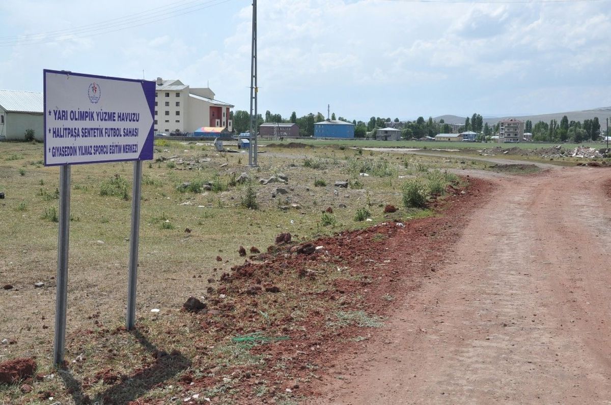 Kars\'ta 1,5 Milyon Tl.\'lik Olimpik Havuz Var, Havuzun Yolu Yok