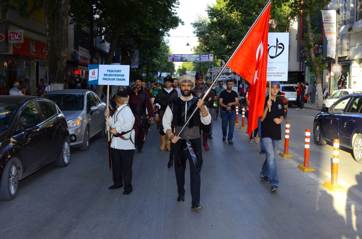 Kortej Yürüyüşü Renkli Görüntülere Sahne Oldu