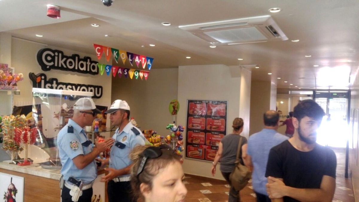 Kuşadası\'nda Olaylı Sahte Marka Operasyonu