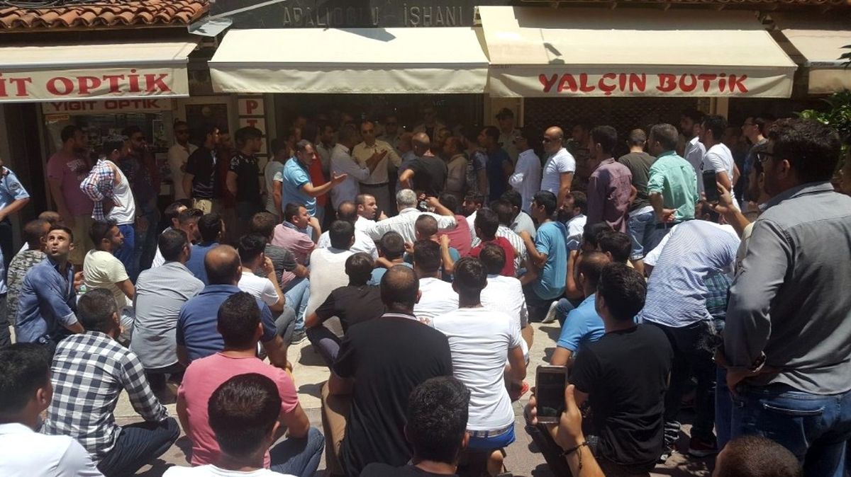 Kuşadası'nda Sahte Marka Operasyonunda Esnaf Çıldırdı, Avukatlar AVM'ye Sığındı