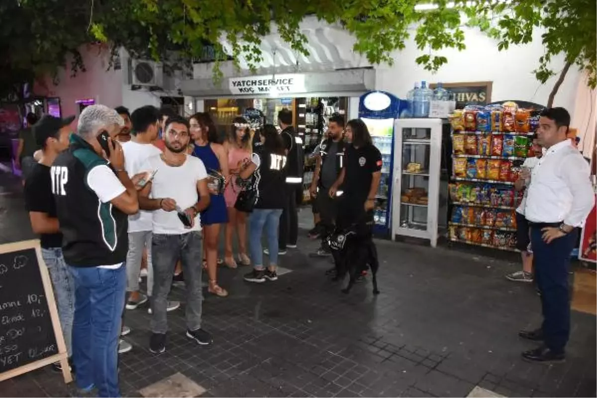 Marmaris\'in Ünlü Barlar Sokağı\'nda Polis Denetimi