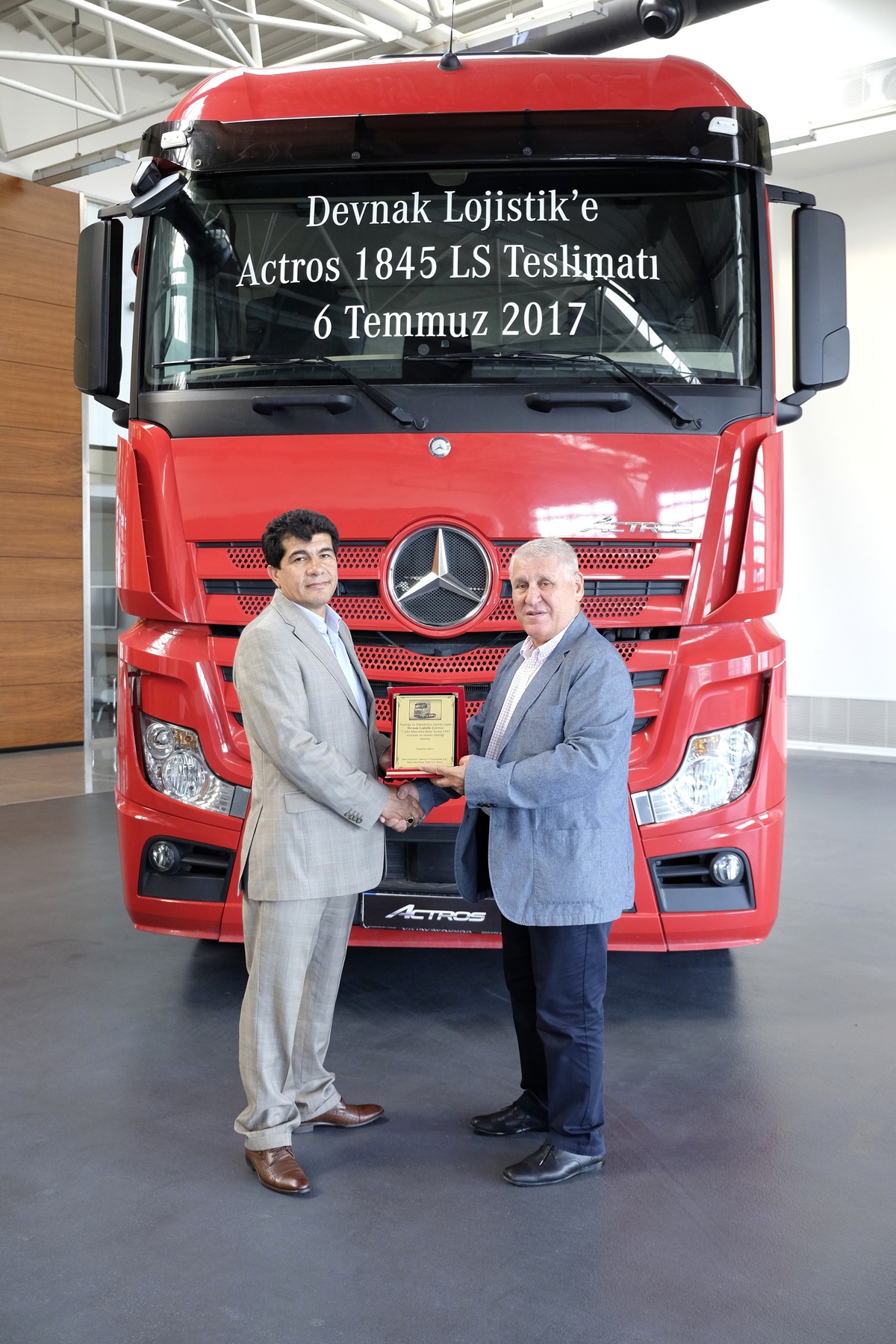 Mercedes-Benz\'in Amiral Gemisi Actros 1845 Ls\'den Yana Kullandı