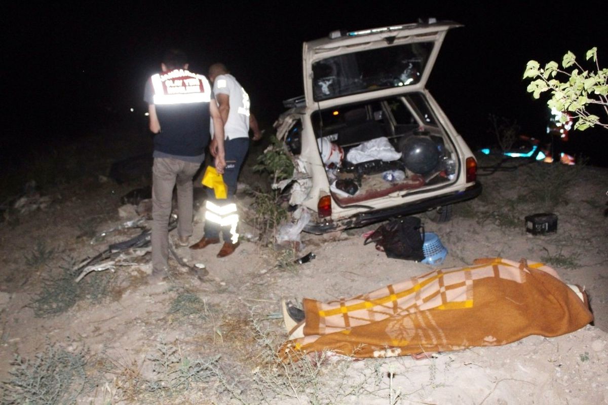 11 Kişinin Bindiği Otomobil, Ticari Araçla Kafa Kafaya Çarpıştı: 4 Ölü, 8 Yaralı