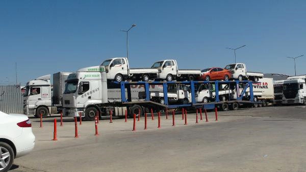 Özgür Suriye Ordusu\'na Araç Sevkiyatı Sürüyor