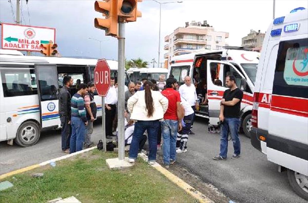 Servis Minibüsleri Çarpıştı: 4 Yaralı