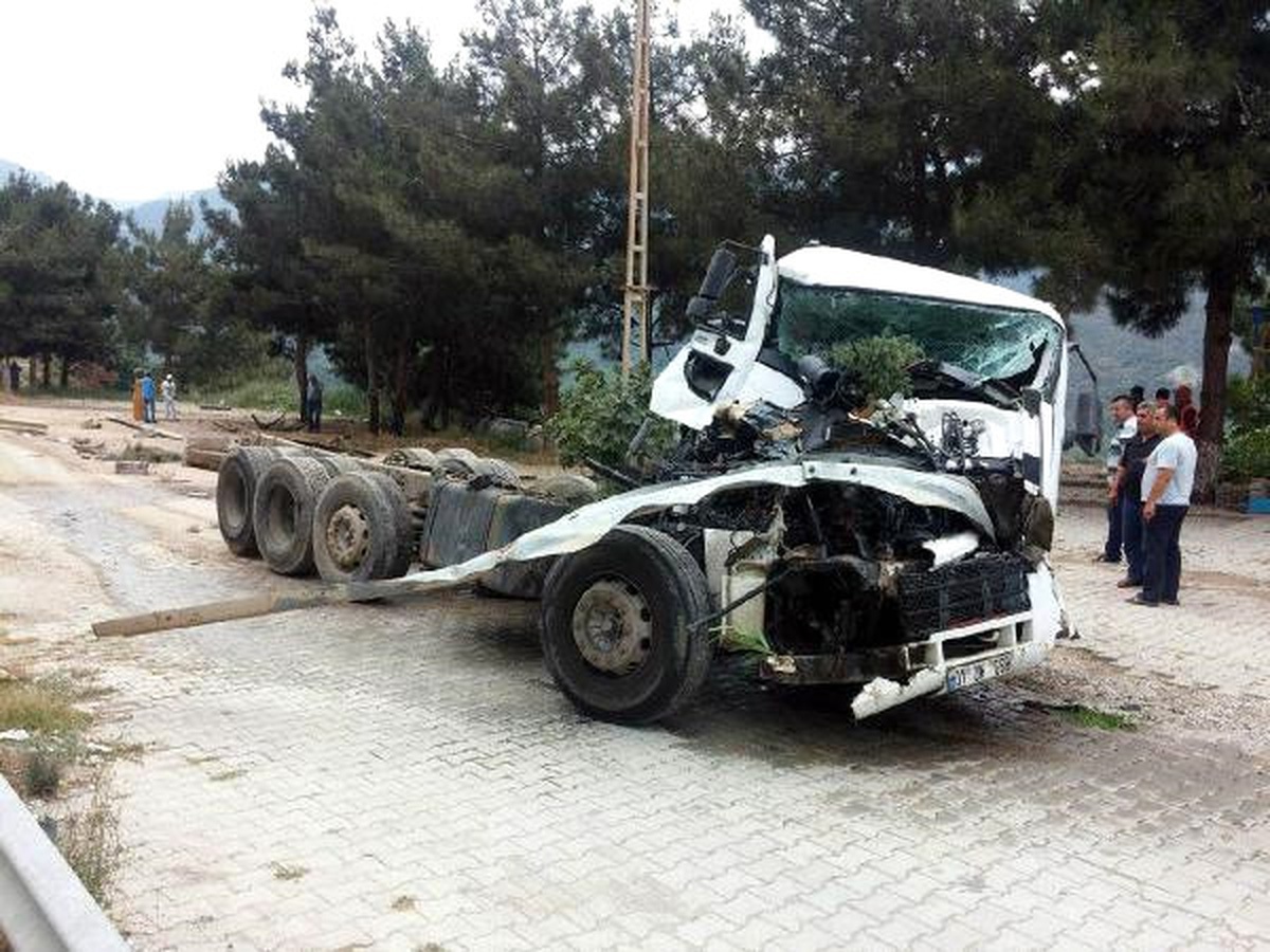 Tır ve Tanker Kazasında Facianın Eşiğinden Dönüldü