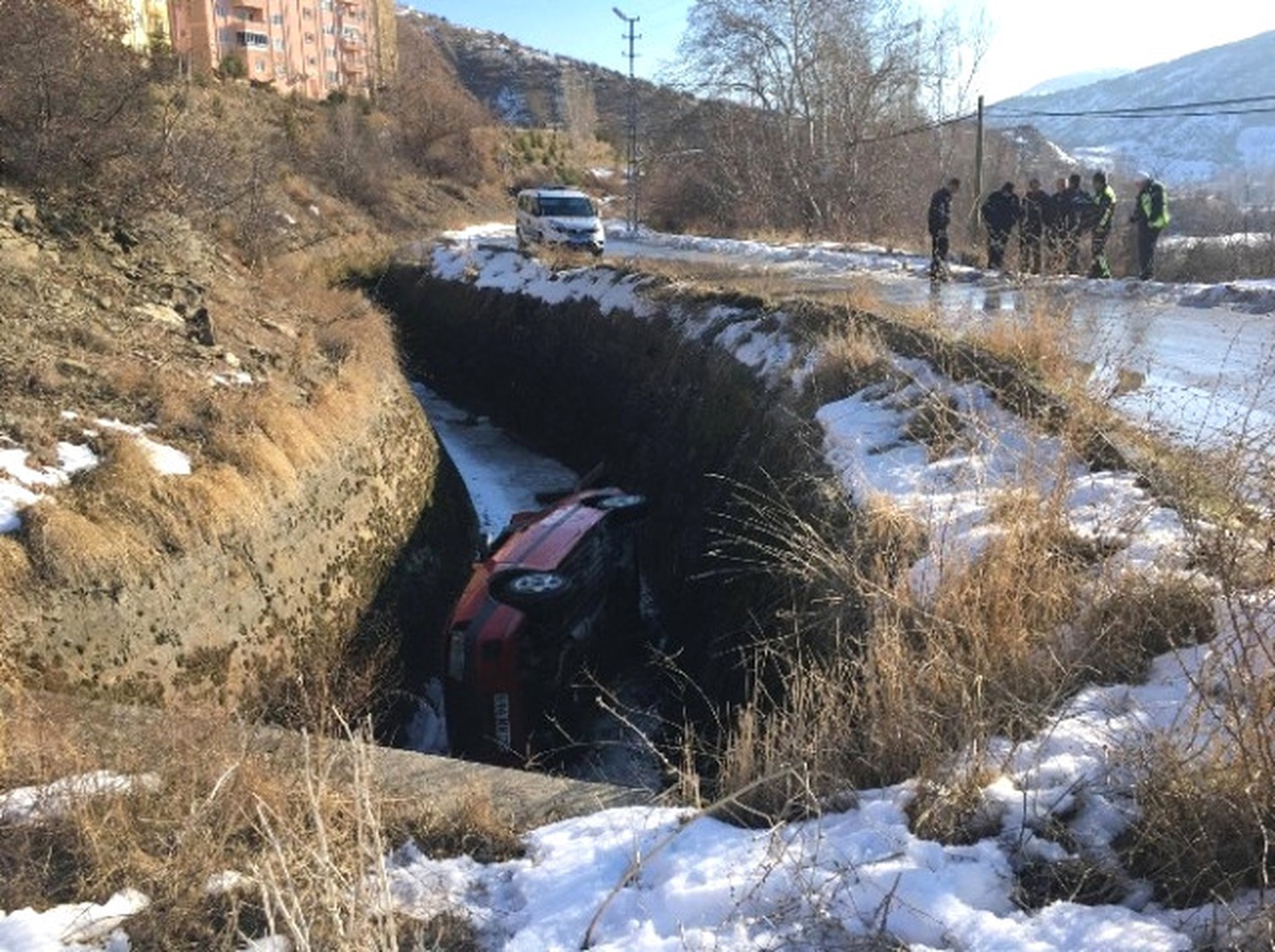 Tokat\'ta Otomobil Sulama Kanalına Devrildi