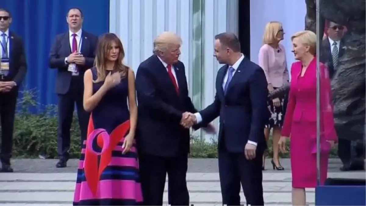 Trump\'ın Eli Havada Kaldı